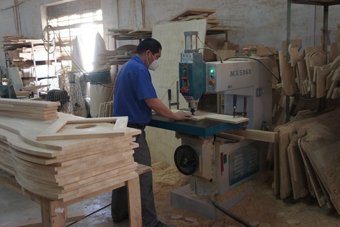 欧凯莎工作人员加工实木材料